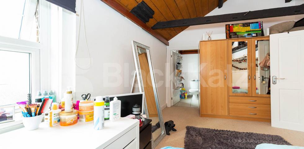 Stunning spacious 3 bed 2 bath with a huge lounge in Kentish Town. Highgate Road, Kentish Town